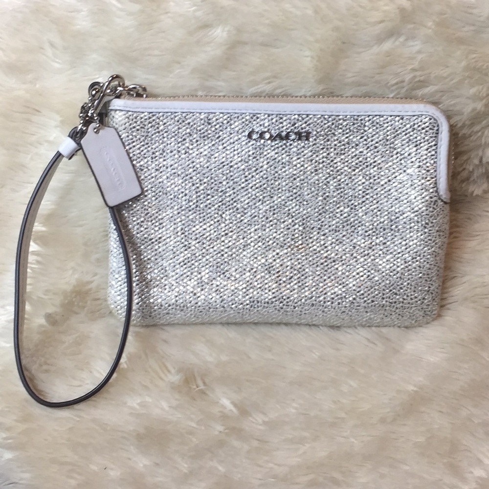 🔴SOLD🛑Coach Wristlet in Signature wallet